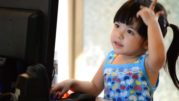 Χαριτωμένο μωρό Ασίας χρησιμοποιούν υπολογιστή (τρεις βολή δράση) — Αρχείο Βίντεο
