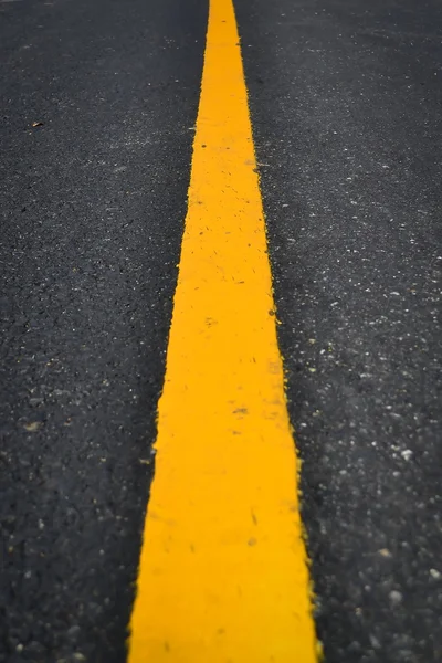 Neue gelbe Linie auf der Straße — Stockfoto