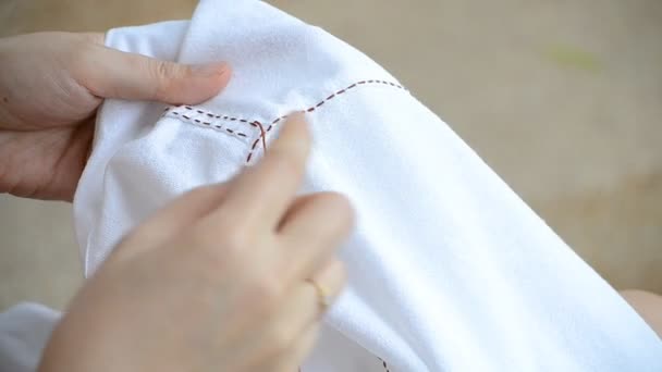 Femme broderie tissu blanc — Video