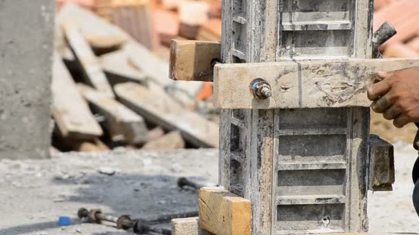 Pilar de construcción de mano de obra en obra — Vídeos de Stock