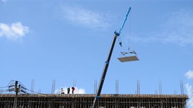 zaman sukut vinç yapı sitesinde çalışıyor