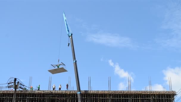 Guindaste de lapso de tempo trabalhando no canteiro de obras — Vídeo de Stock