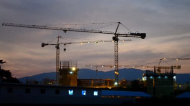 alacakaranlıkta zamanında inşaat alanında çalışan zaman sukut siluet vinç