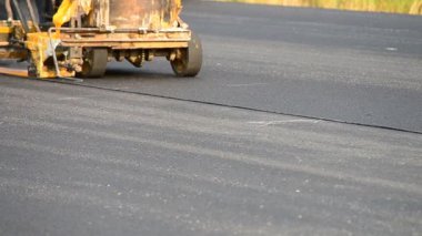 emek, yolda küçük makine boya satırını kullanın
