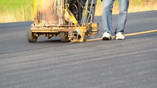 Travail utiliser petite ligne de peinture de la machine sur la route 