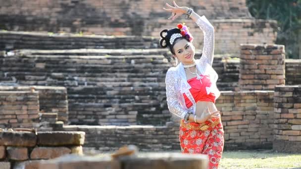 Femmes thaïlandaises dans la belle danse traditionnelle de thaïlande (long court ) — Video