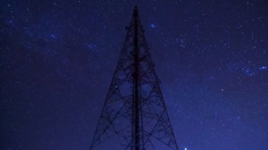 zaman sukut büyük iletişim Kulesi ve gece gökyüzünde güzel yıldızlı hareketi