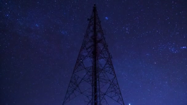 시간 경과 큰 통신 타워 움직임과 아름 다운 별이 빛나는 밤 하늘에 — 비디오