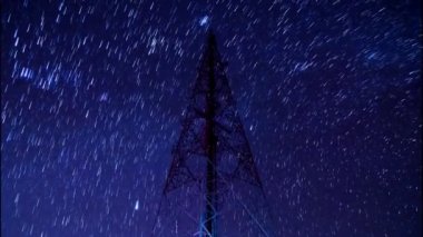 zaman sukut büyük iletişim Kulesi ve gece gökyüzünde güzel yıldızlı hareketi