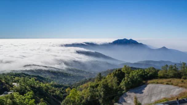 Upływ czasu piękna mgła płynie przez dolinę — Wideo stockowe