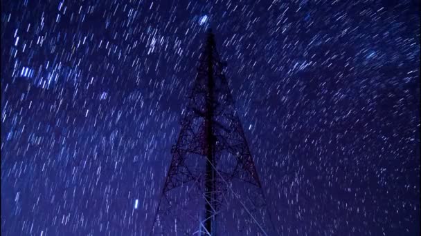 Time lapse gran torre de comunicación y hermoso rastro de estrellas en el cielo nocturno — Vídeo de stock