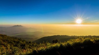 zaman sukut günbatımı, chiang Mai, Tayland doi Inthanon milli park vadi üzerinde