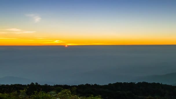 Time lapse sunrise on valley of thThailand (zoom out ) — стоковое видео