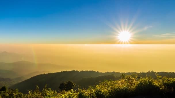 Coucher de soleil sur la vallée au doi inthanon parc national de chiang mai, Thaïlande 