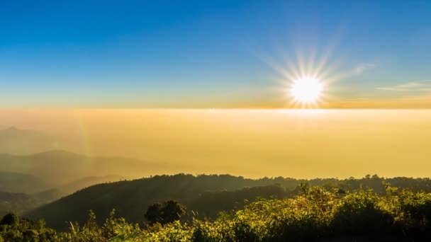 Tijd lapse zonsondergang op vallei op doi inthanon nationaal park van chiang mai, thailand — Stockvideo