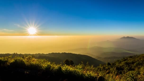 Zaman sukut günbatımı, chiang Mai, Tayland doi Inthanon milli park vadi üzerinde — Stok video