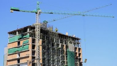 büyük inşaat sitesinde çalışıyor vinç