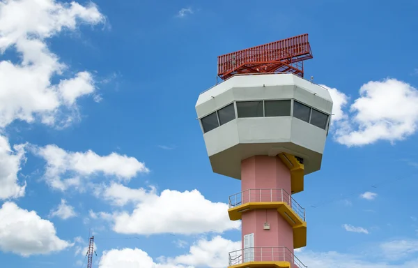 Comunicación torre de radar y cielo agradable — Foto de Stock