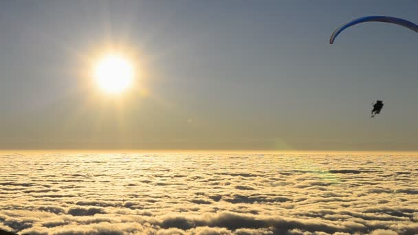 Para glider float over beautiful mist (effect) — Stock Video