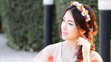 şirin Asyalı kadın moda model portre (ağır çekim)