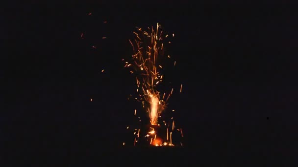 Malý ohňostroj v hliněné nádobě — Stock video