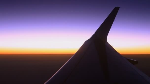 Ala silhouette di aereo e cielo crepuscolare — Video Stock