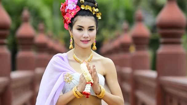 Tajski kobieta pozdrawiać szacunku w tradycyjnych strojach z Tajlandii — Wideo stockowe