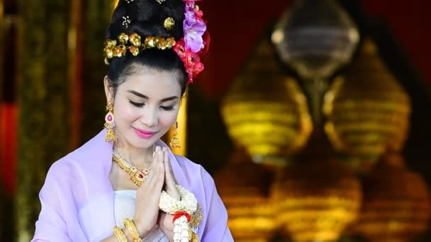 Tailandese donna salute di rispetto in tradizionale costume di thailandia — Video Stock