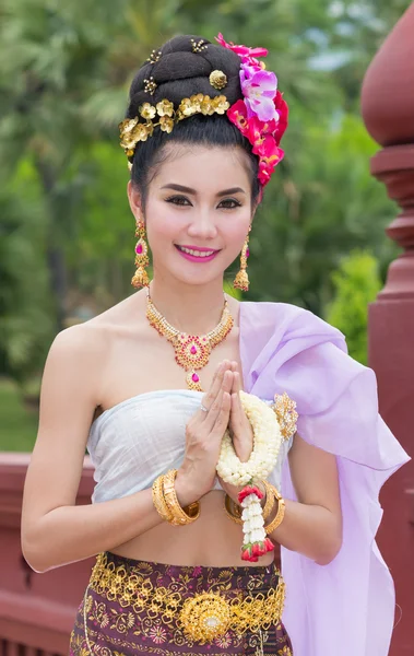 Ταϊλανδέζα με παραδοσιακή ενδυμασία της Ταϊλάνδης — Φωτογραφία Αρχείου