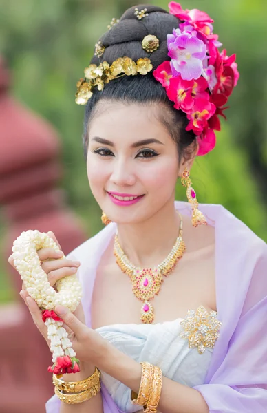 Tajka kobieta w tradycyjnym stroju Tajlandii — Zdjęcie stockowe