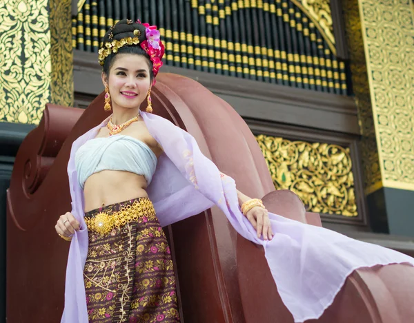 Thailändische Frau in traditioneller Tracht aus Thailand Stockbild