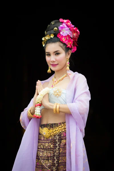 タイの伝統衣装を着たタイ人女性 ロイヤリティフリーのストック画像