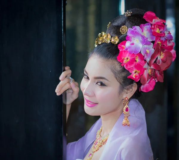 タイの伝統衣装を着たタイ人女性 ロイヤリティフリーのストック写真