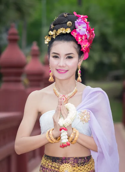 Thailändische Frau in traditioneller Tracht aus Thailand lizenzfreie Stockfotos