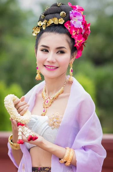 Thailändische Frau in traditioneller Tracht aus Thailand lizenzfreie Stockfotos