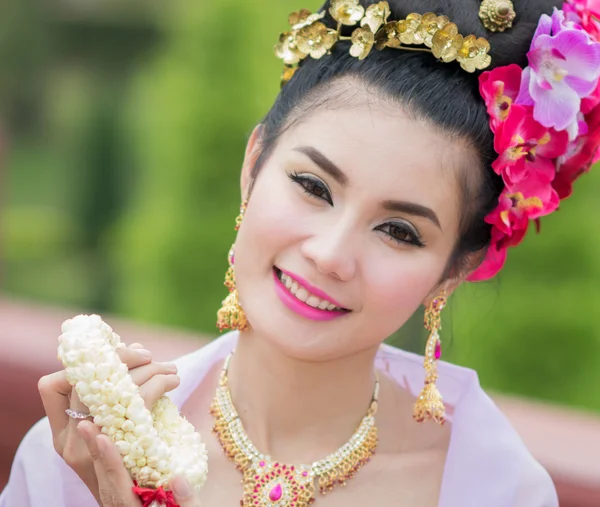 Mujer tailandesa en traje tradicional de Tailandia Imagen De Stock
