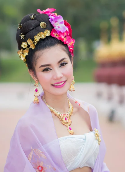 泰国传统服饰中的泰国妇女 图库图片