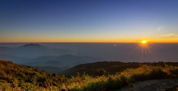 Sonnenuntergang im Tal am doi inthanon Nationalpark von chiang mai, th — Stockfoto