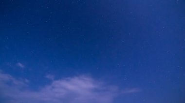zaman sukut bulut float gece gökyüzünde