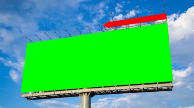 yeşil ekran büyük billboard ve bulut tayin gökyüzü zaman atlamalı