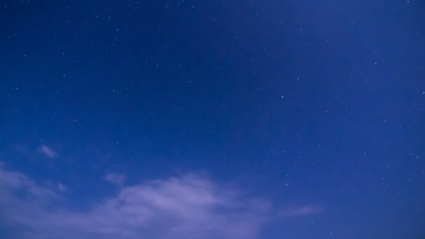 Zaman sukut bulut float gece gökyüzünde — Stok video