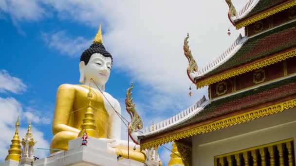 Grande statua di Buddha Wat PaHa Tempio di Chiang Mai, Thailandia (Time Lapse ) — Video Stock