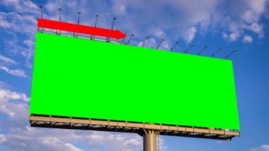 yeşil ekran büyük billboard ve bulut tayin gökyüzü zaman atlamalı