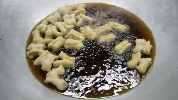 Freír rosquilla china en una sartén grande — Vídeos de Stock
