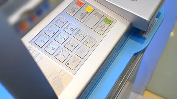 Vrouw trekken contant geld uit atm (handheld schot) — Stockvideo