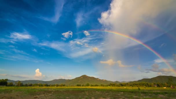 Time-lapse mooie regenboog in de mooie hemel — Stockvideo