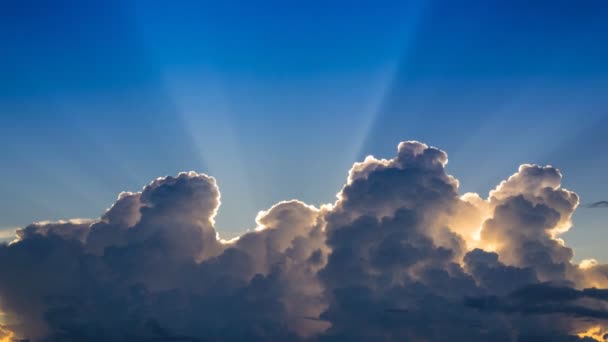 시간 경과 아름 다운 구름 하늘에 햇빛 운동 — 비디오