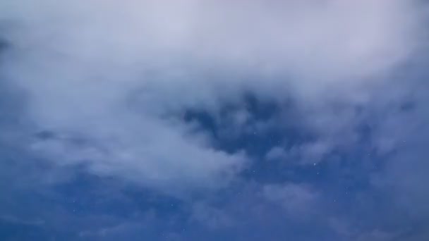 Tijd lapse wolk zweven in de nachtelijke hemel — Stockvideo