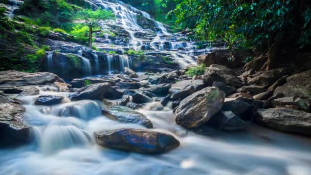 Maeya híres lépcsőzetes vízesés inthanon nemzeti park, chiangmai, Thaiföld (idő telik lassú mozgás) — Stock videók