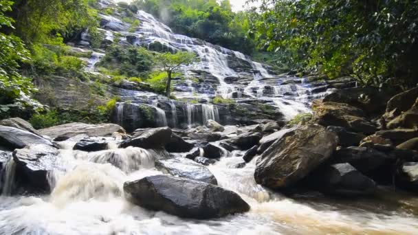 Maeya vízesés híres cascade chiang mai, Thaiföld (lassú mozgás) — Stock videók